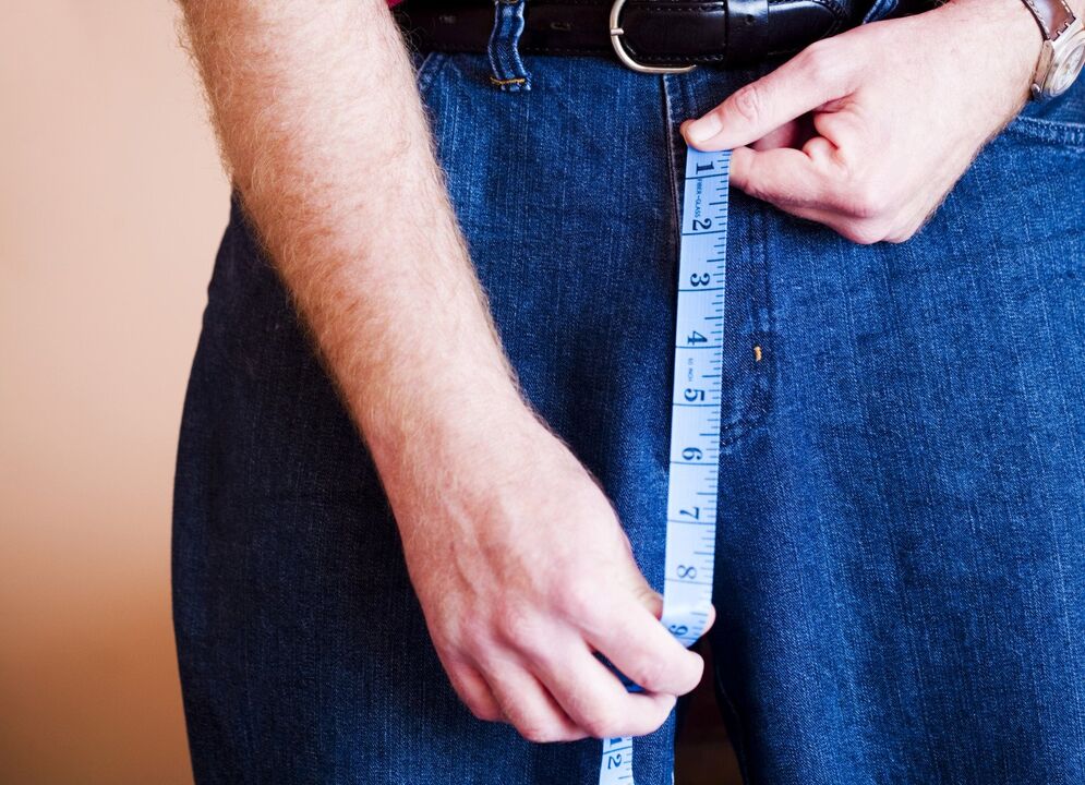 mężczyzna mierzy penisa przed powiększeniem żelem